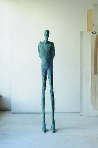 Anne Haring, Stele 1987, Bronze, H 162,5 cm