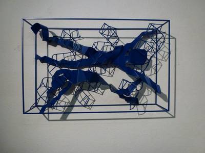 Cage (Liegende Figuren/blau), Edelstahl/Farbe, 2017, B 81 cm