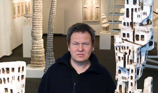 Klaus Hack in der Galerie Netuschil, Foto: Christoph Rau