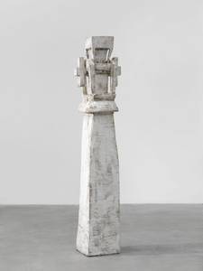 Klaus Hack, Kreuzturm, Pappelholz, weiß gefasst, 2008/09, H 180,5 cm