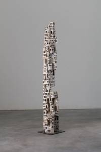 Polis Turm, Linde/weiss gefasst, 2017 Format: 185 x 27 x 25 cm auf Eisenplatte