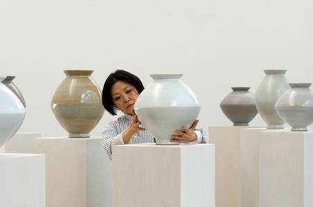 Young-Jae Lee mit drei Vasen