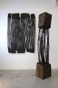 O.T. (Wandarbeit), Holz geschwärzt, 2007, 40x37 cm / O.T. Holz geschwärzt, 2016, H 167 cm